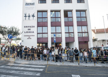 Cordão humano no Orfeão de Leiria pelo ensino artístico
