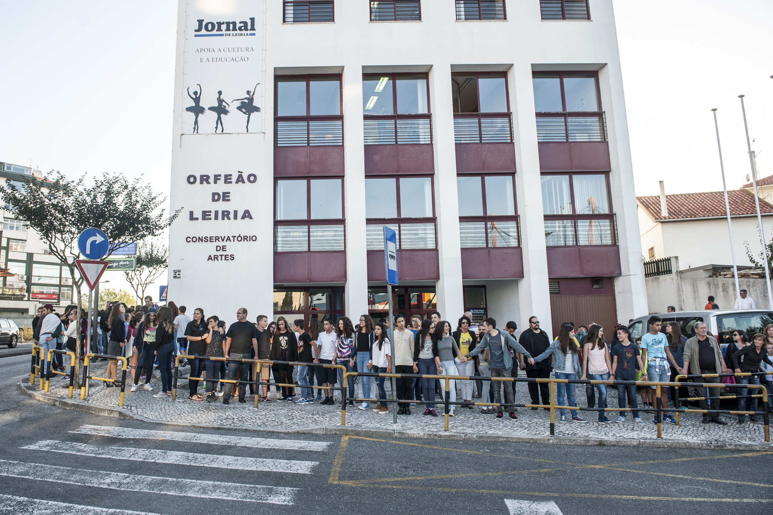 Cordão humano no Orfeão de Leiria pelo ensino artístico