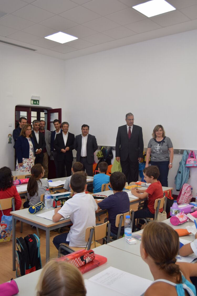 E o sumário é… inauguração de três centros escolares