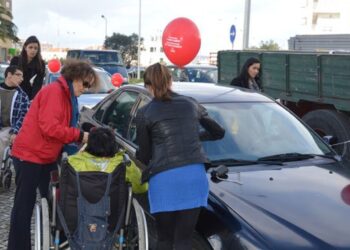Alunos sinalizam abusos de estacionamento com balões e autocolantes