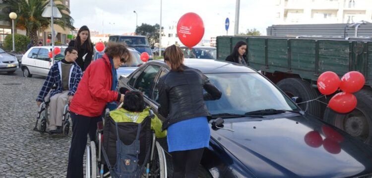 Alunos sinalizam abusos de estacionamento com balões e autocolantes