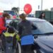 Alunos sinalizam abusos de estacionamento com balões e autocolantes