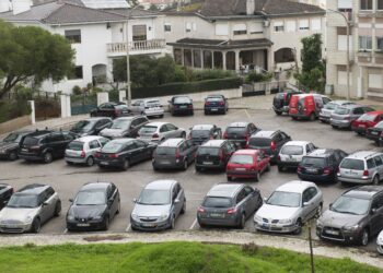 Capuchos: bairro ou parque de estacionamento?