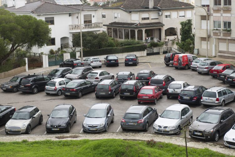 Capuchos: bairro ou parque de estacionamento?