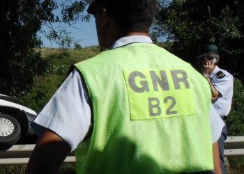Colisão de autocarro de passageiros provoca quatro feridos