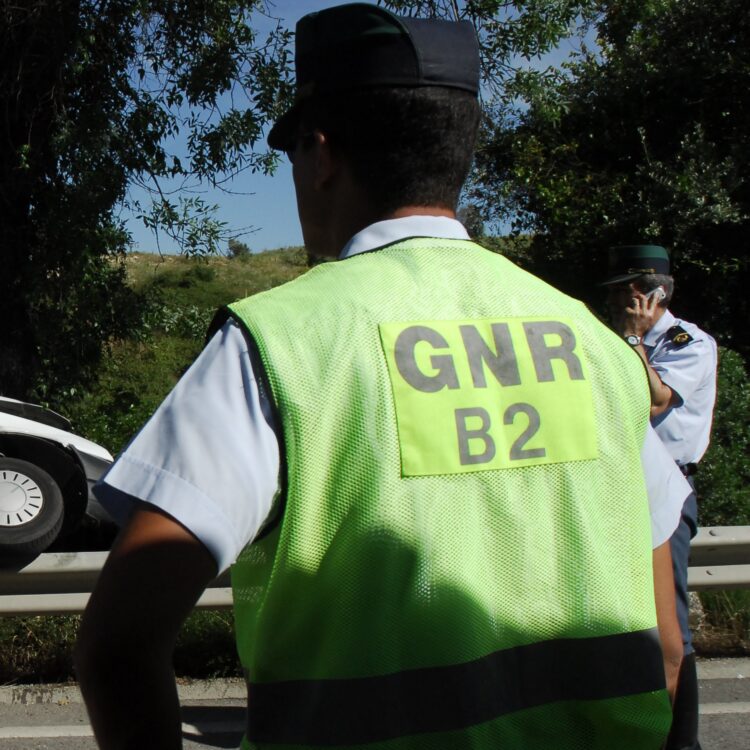 Colisão de autocarro de passageiros provoca quatro feridos