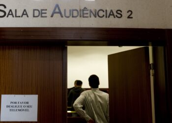 Homem que atirou ácido sulfúrico à ex-mulher condenado a prisão efectiva