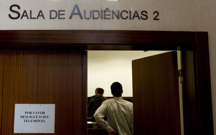 Homem que atirou ácido sulfúrico à ex-mulher condenado a prisão efectiva