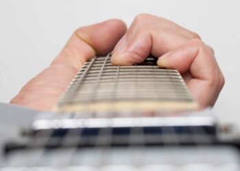 Jovem! Tocas guitarra? Junta-te ao Mamute!