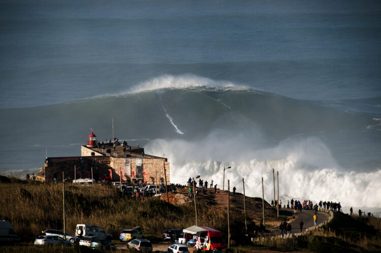 Primeira grande ondulação da época esperada amanhã na Praia do Norte
