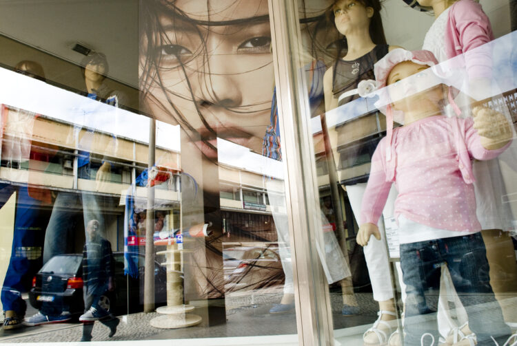 Comerciantes contestam taxas de publicidade cobradas pela Câmara