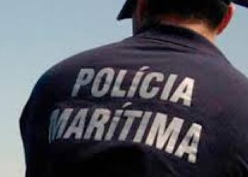 Incêndio em embarcação ao largo da praia da Pedra do Ouro