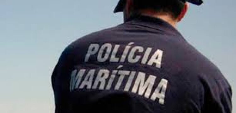 Incêndio em embarcação ao largo da praia da Pedra do Ouro