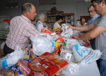 Ofereça alimentos num supermercado perto de si