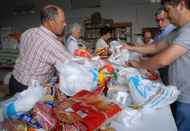 Ofereça alimentos num supermercado perto de si