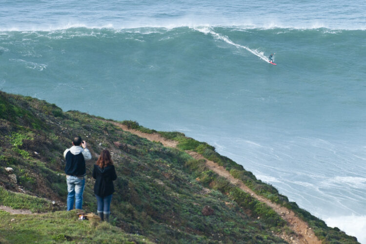 Ondas grandes da Nazaré transmitidas em directo