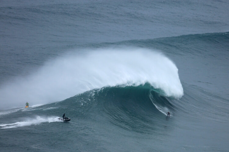 Ondulação gigante a chegar à Praia do Norte