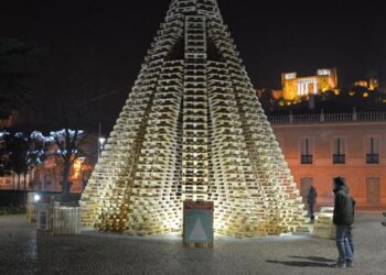 Veja como um monte de paletes se transforma numa enorme árvore de Natal para quebrar um recorde da Guinness