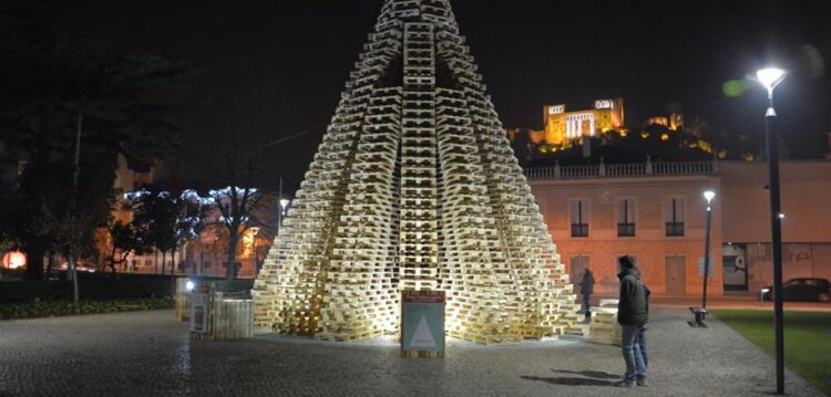 Veja como um monte de paletes se transforma numa enorme árvore de Natal para quebrar um recorde da Guinness