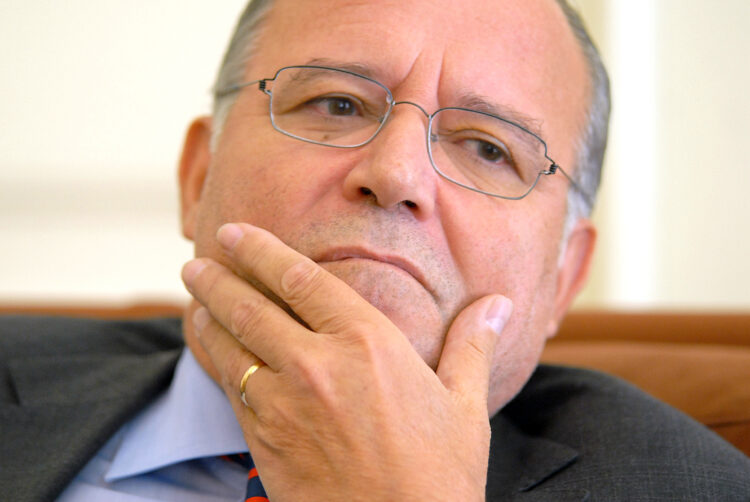 Alberto Costa foi um dos 30 deputados que travaram o fim das subvenções vitalícias