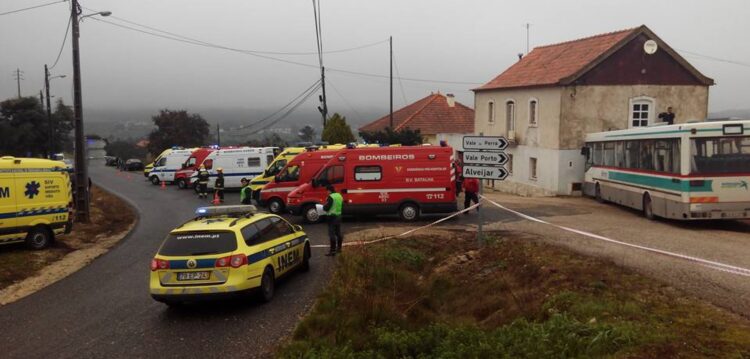 Autocarro despista-se e colide contra uma habitação em Ourém