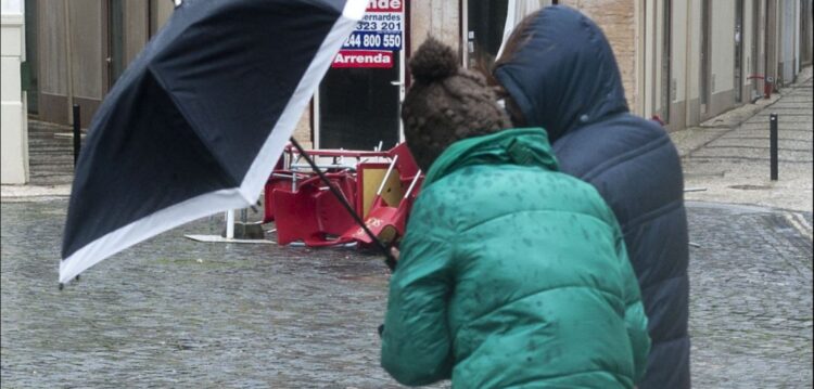 Aviso de trovoadas e granizo para o distrito de Leiria