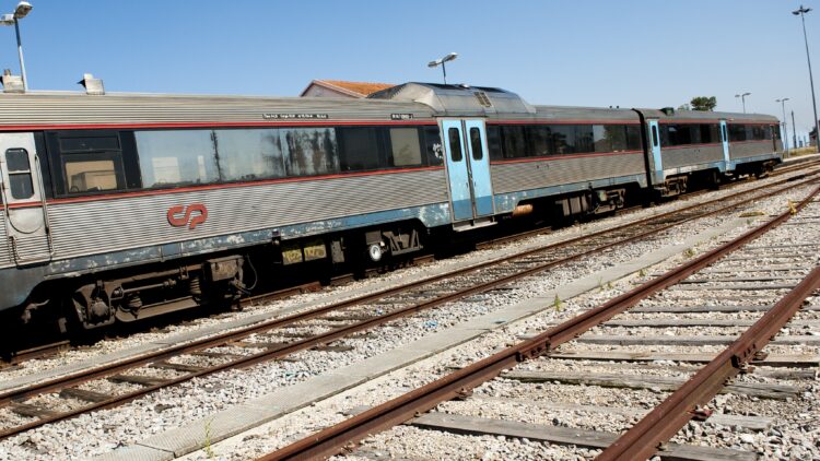 Comboio embateu contra árvore sem causar vítimas em Pombal