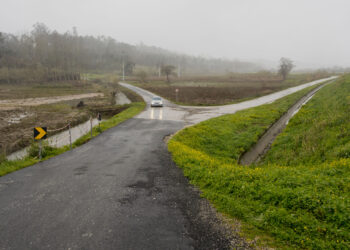 GNR de Leiria encerra estrada na Carreira devido a subida do rio Lis