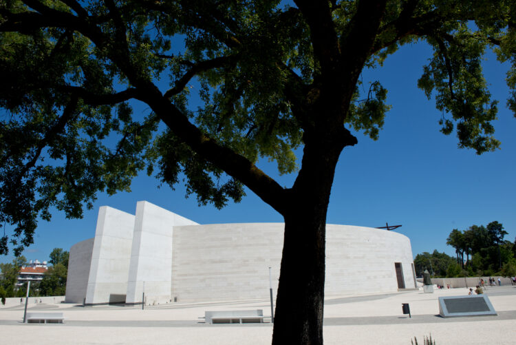 Homem encontrado morto na Basílica da Santíssima Trindade