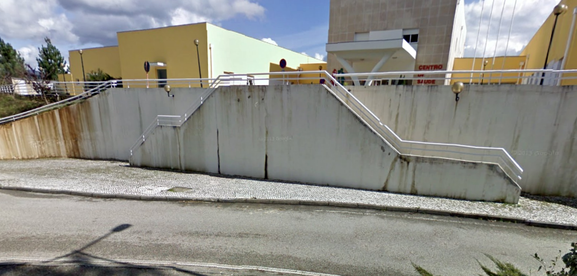 Concentração à porta do centro de saúde de Castanheira de Pera a exigir médico de família