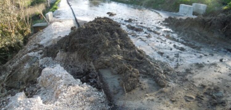Estrada de Espite com troços “intransitáveis” depois das obras