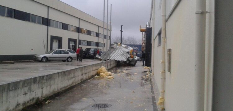 Mini-tornado provocou danos em cinco empresas da Marinha Grande