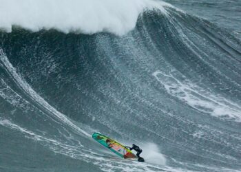 Polakow, o primeiro windsurfer a enfrentar as ondas da Praia do Norte