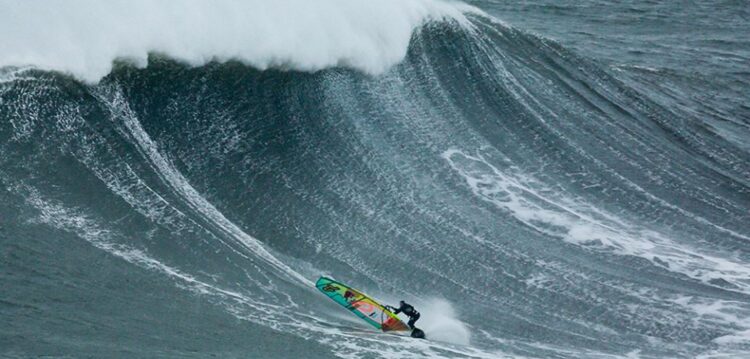 Polakow, o primeiro windsurfer a enfrentar as ondas da Praia do Norte