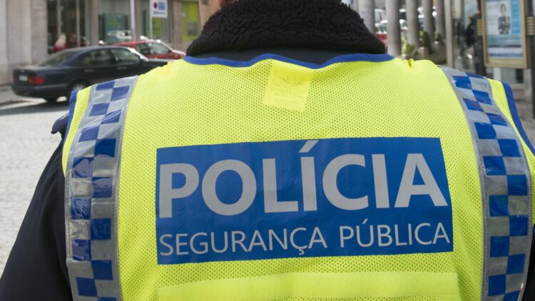 PSP da Nazaré detém traficante de droga fugido desde 2008