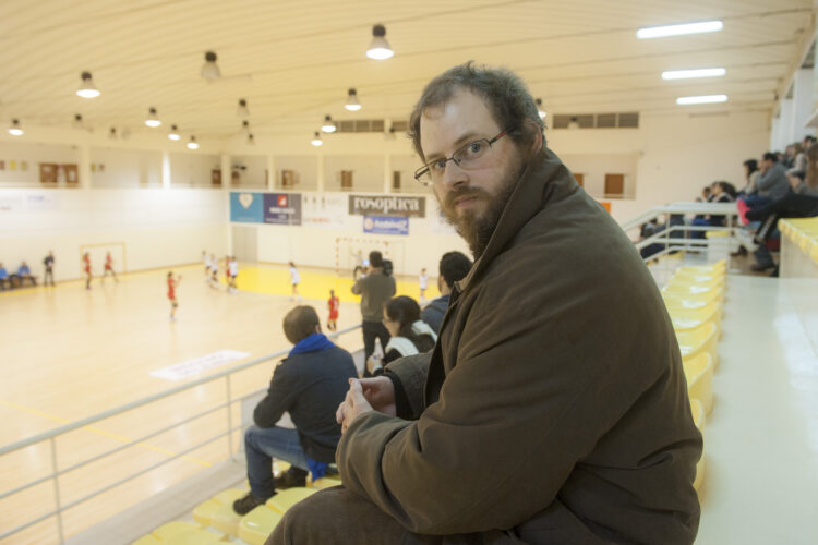 Quem é aquele rapaz barbudo que vai ver todos os jogos de andebol?