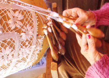 1100 crianças dão os primeiros passos na arte de rendilhar