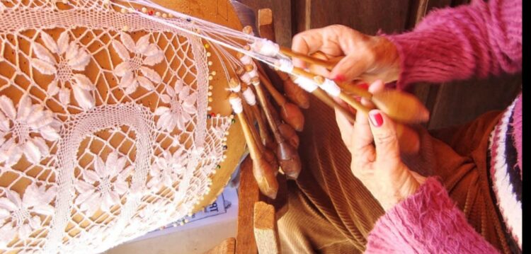1100 crianças dão os primeiros passos na arte de rendilhar