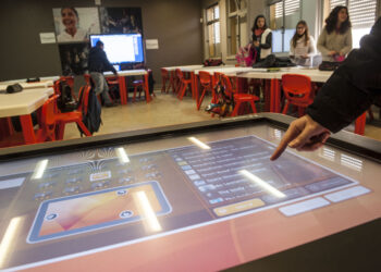 Liguem os telemóveis que se vai aprender