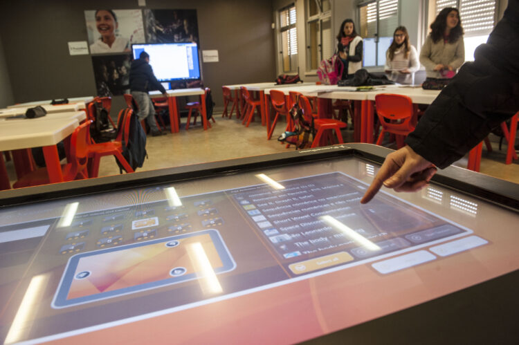Liguem os telemóveis que se vai aprender