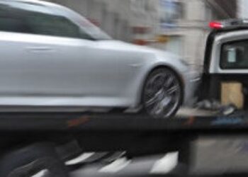 Mulher contacta reboque para furtar carro
