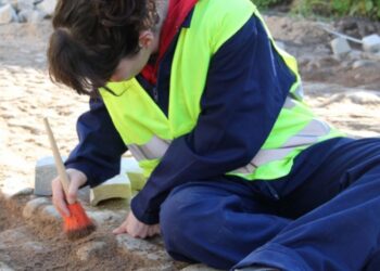 Obras levam à descoberta de calçada histórica