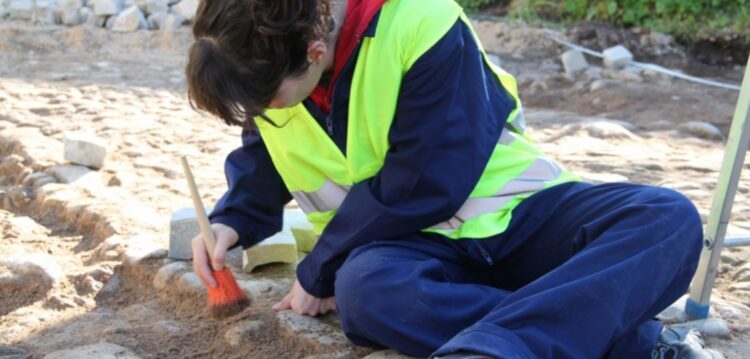 Obras levam à descoberta de calçada histórica
