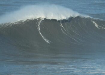 Três ondas surfadas na Nazaré nomeadas para a maior do ano