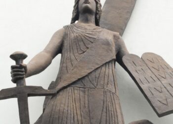 Tribunal condena a dez anos de prisão mulher que matou filho