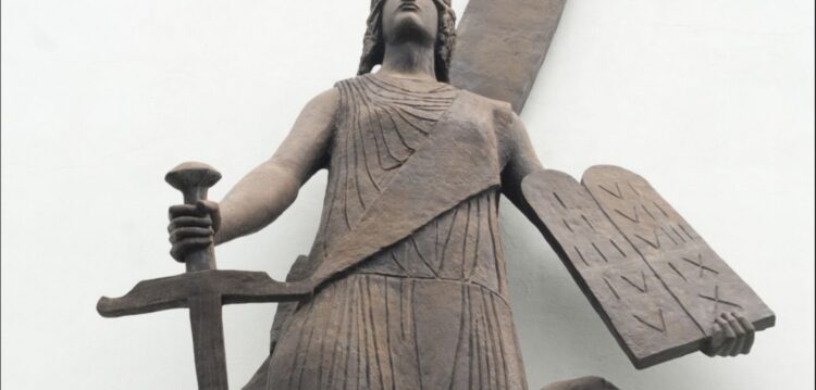 Tribunal condena a dez anos de prisão mulher que matou filho