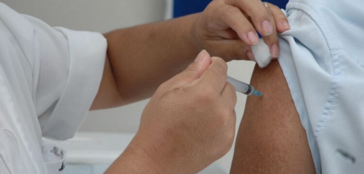 Vacina da gripe chegou a 63% das pessoas com mais 65 anos