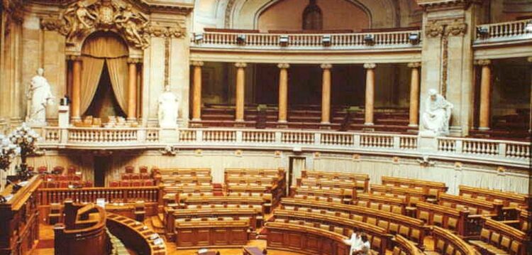 Constituintes recebem hoje diploma de deputado honorário