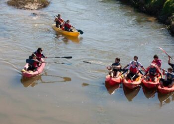 Escuteiros de Leiria descem o Lis de canoa