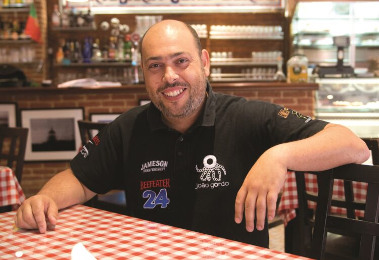 João Gordo com casa renovada, uma marca de cerveja e um jornal